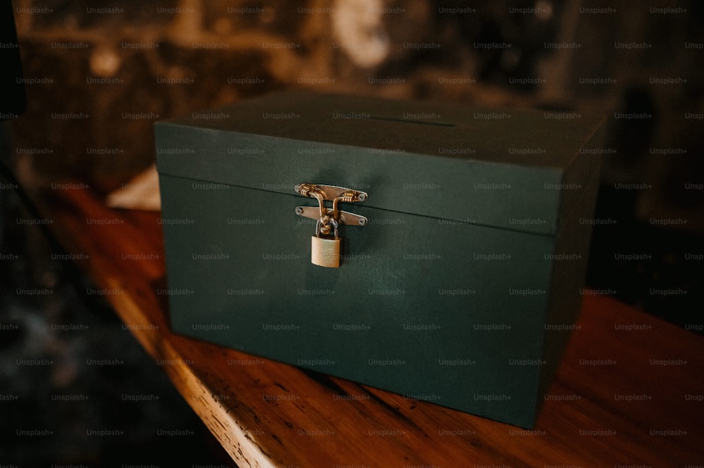 uma caixa verde sentada em cima de uma mesa de madeira
