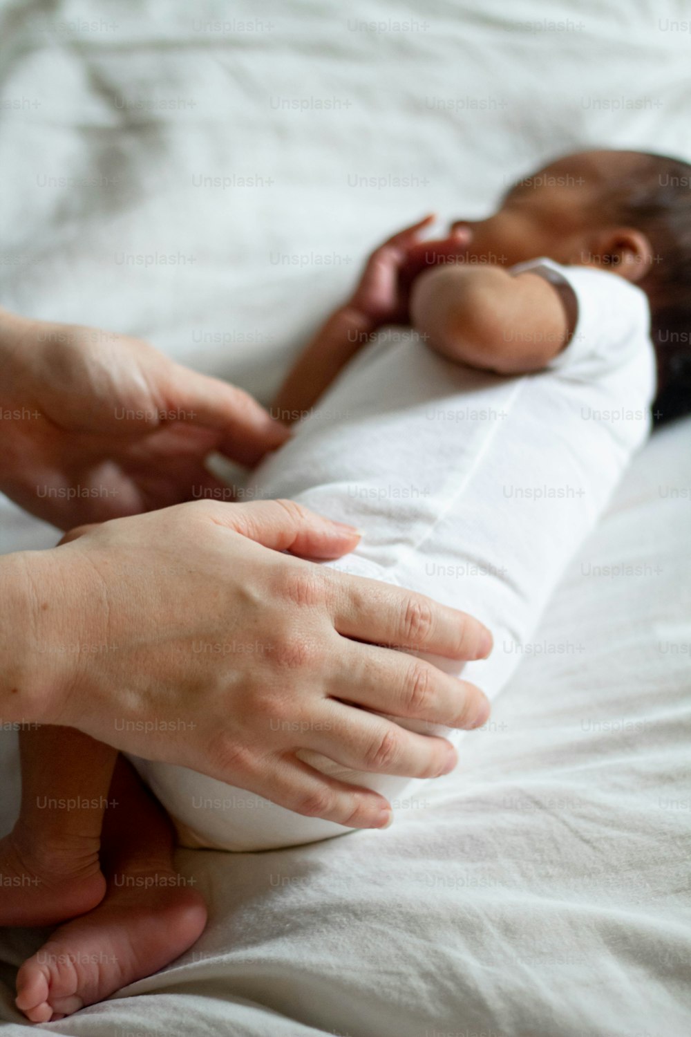 una persona que sostiene a un bebé envuelto en una manta