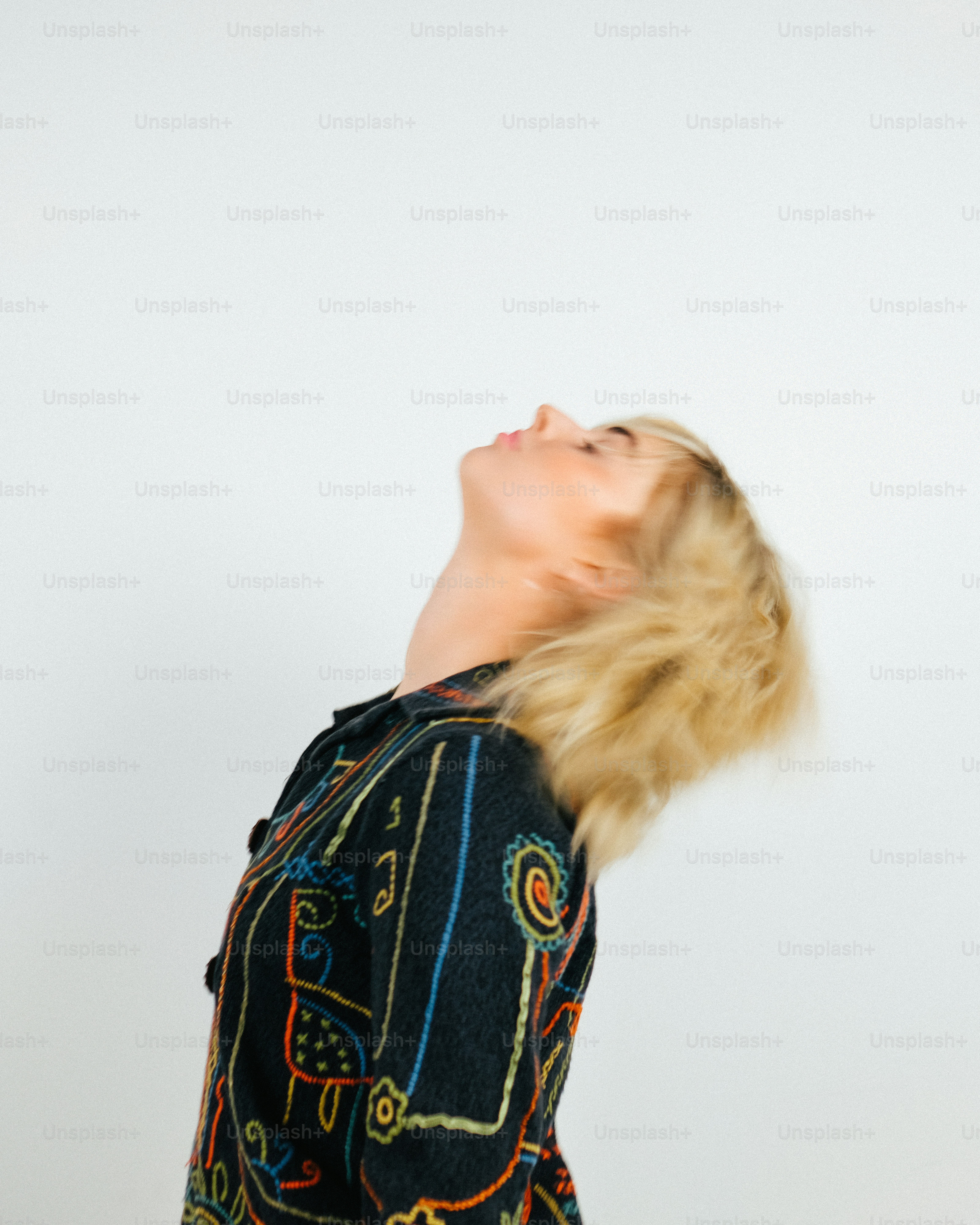 Una mujer con el pelo soplando al viento