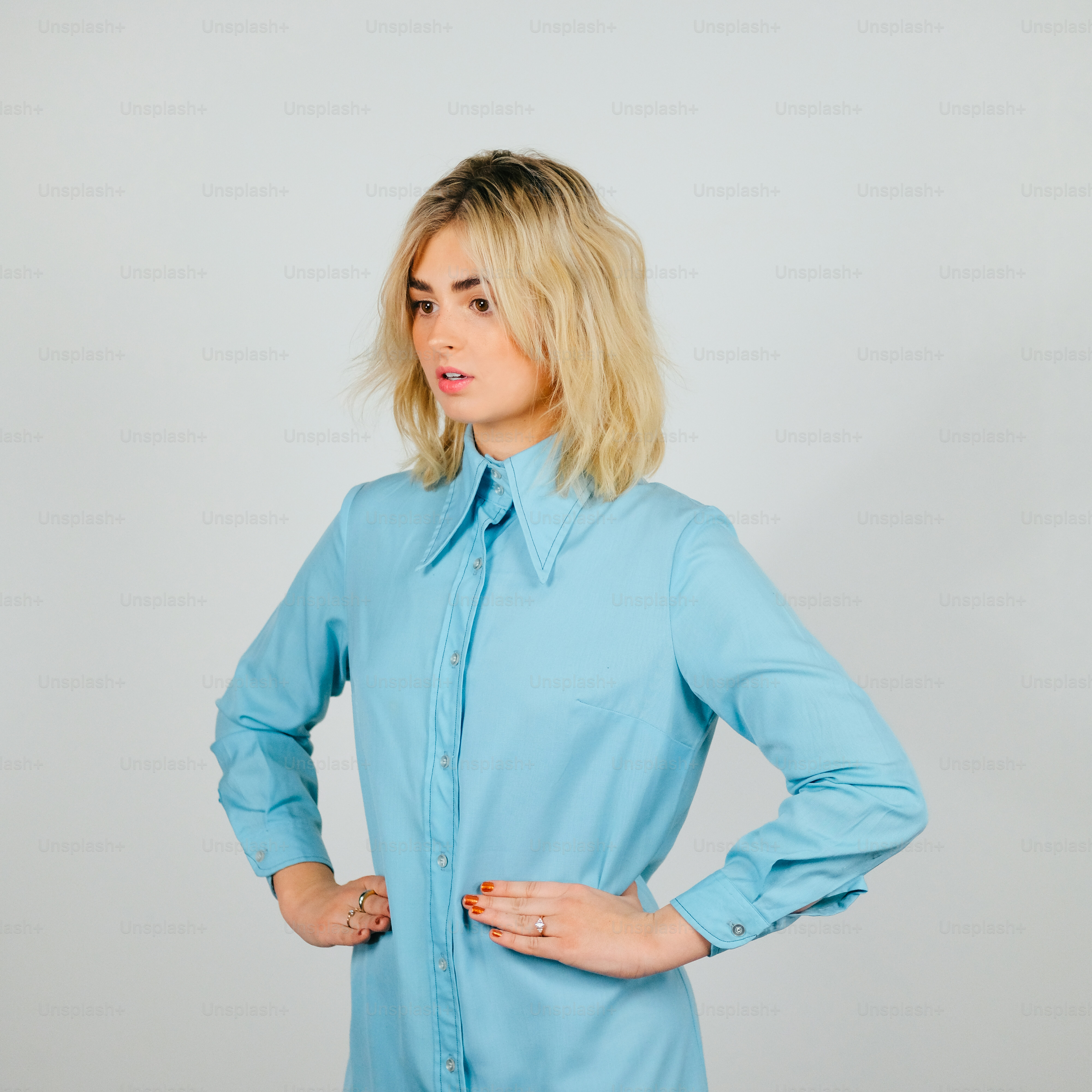 Una mujer de pie con las manos en las caderas