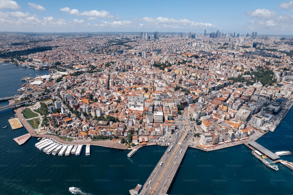 una veduta aerea di una città e di un ponte