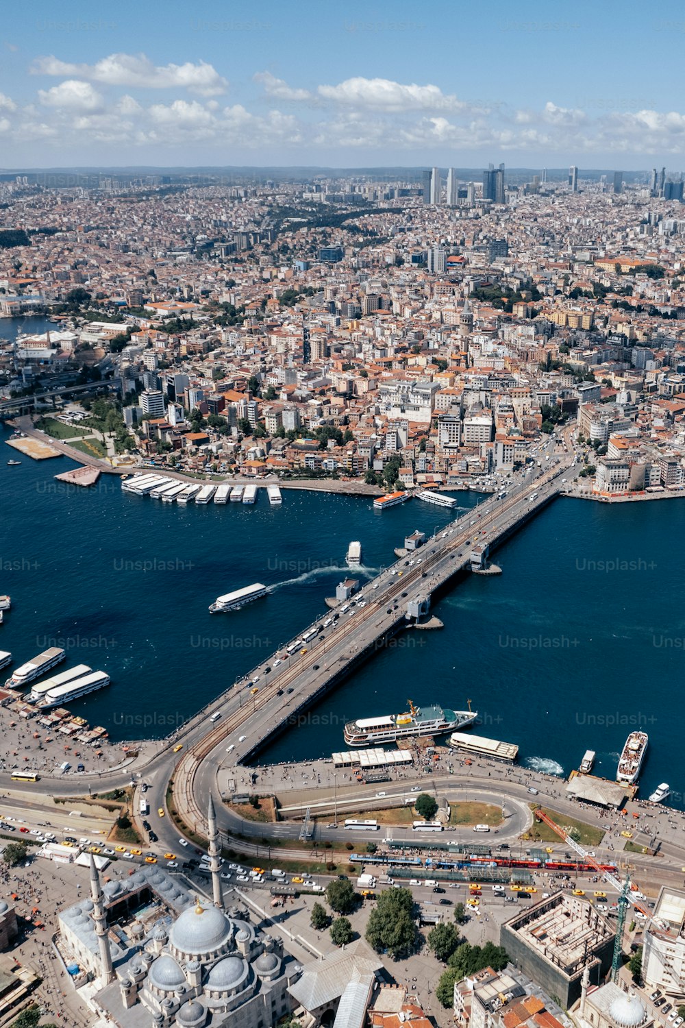Una vista aérea de una ciudad y un puente