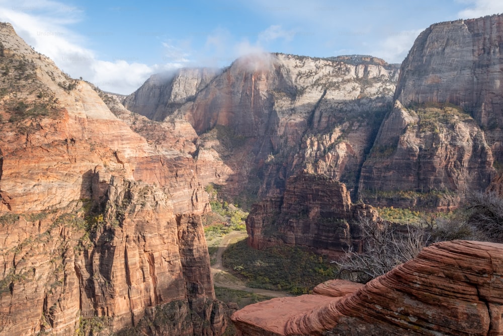 une vue panoramique d’un canyon avec une montagne en arrière-plan