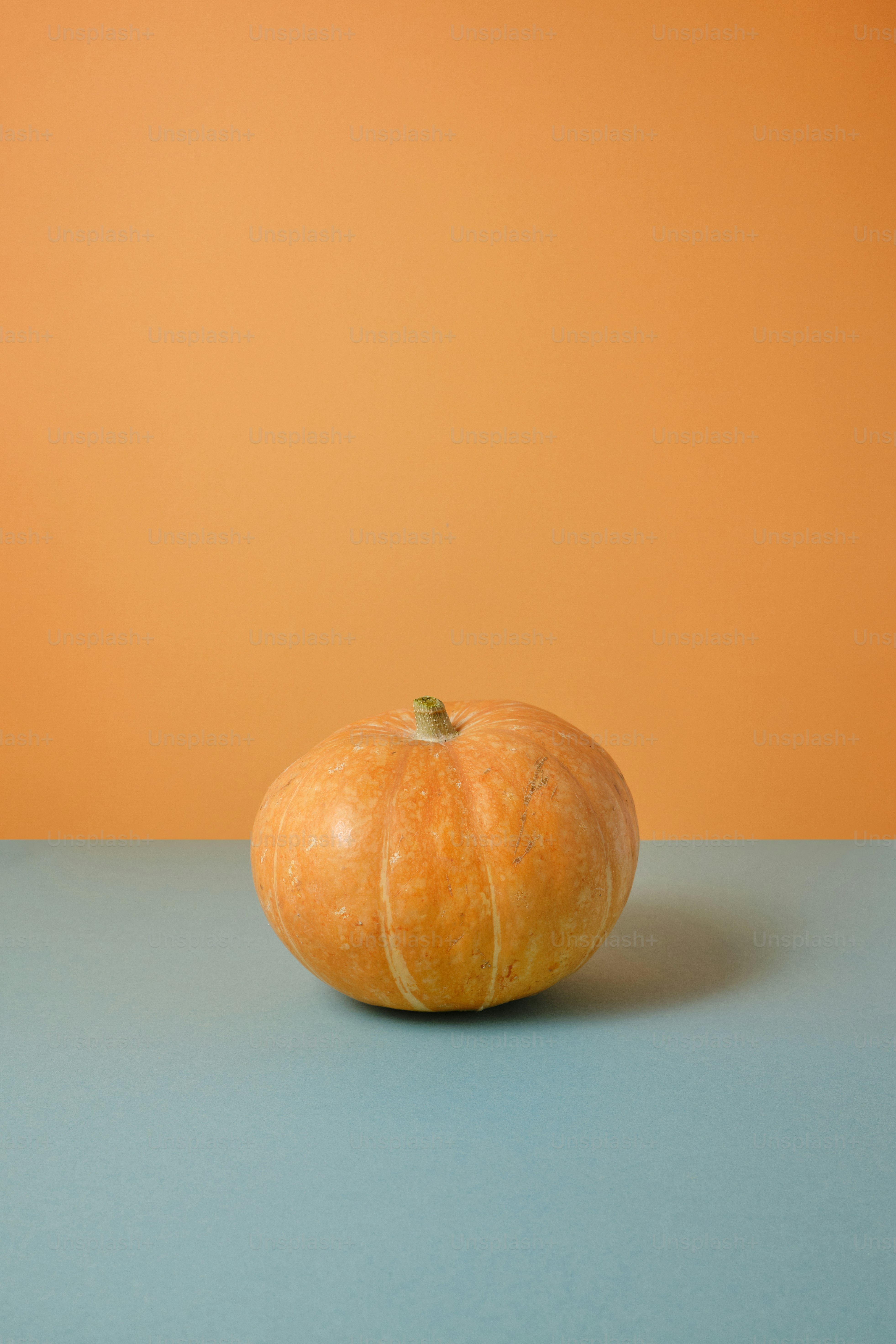 une orange assise sur une table bleue
