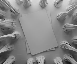 uma folha de papel branca rodeada por pedaços de papel