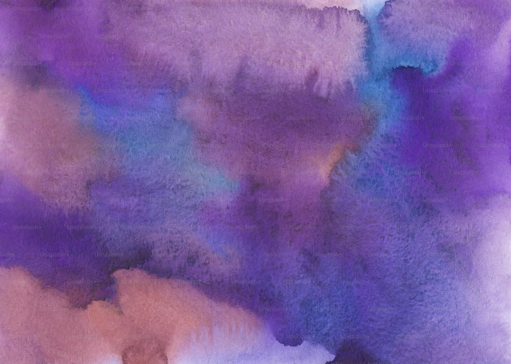 Un dipinto ad acquerello di nuvole viola e blu