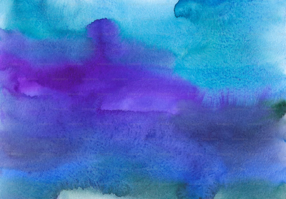 Una pintura de colores azul y púrpura sobre un fondo blanco