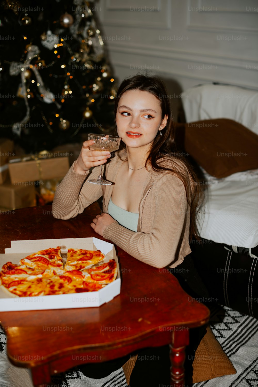 uma mulher sentada à mesa com um copo de vinho