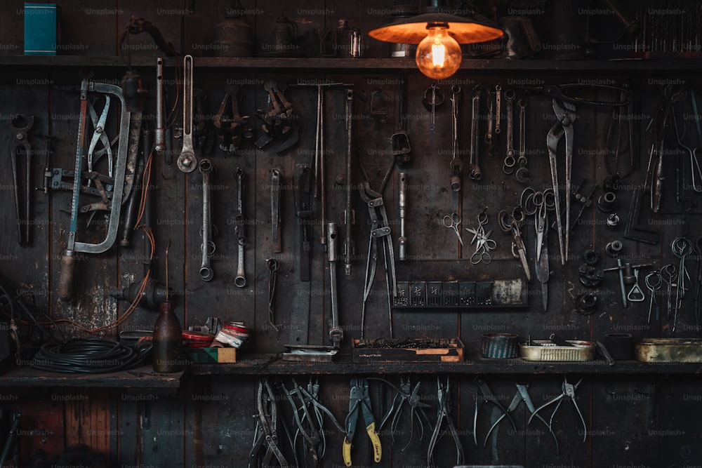 um monte de ferramentas penduradas em uma parede