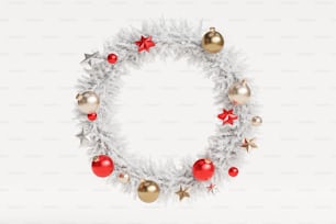 Uma coroa de Natal branca com ornamentos vermelhos e dourados