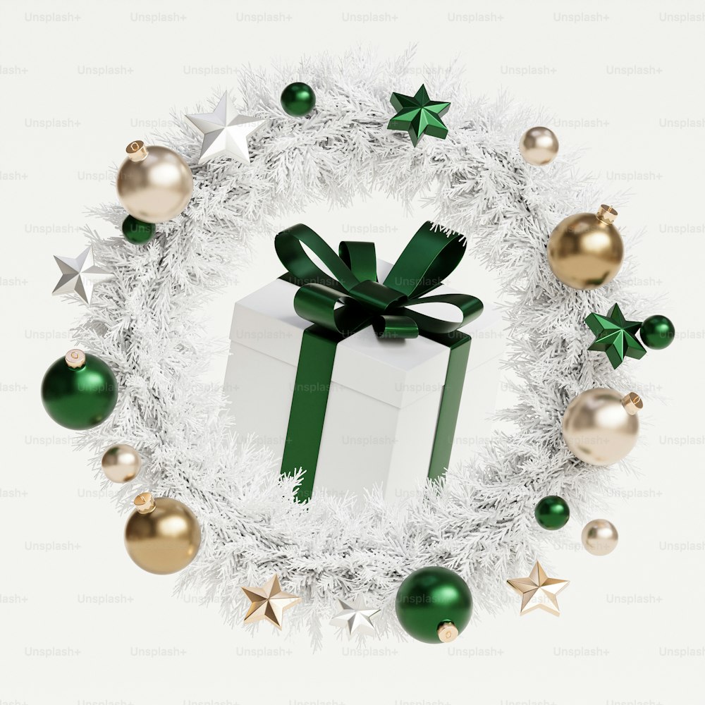Uma caixa de presente branca com um laço verde cercado por decorações de Natal