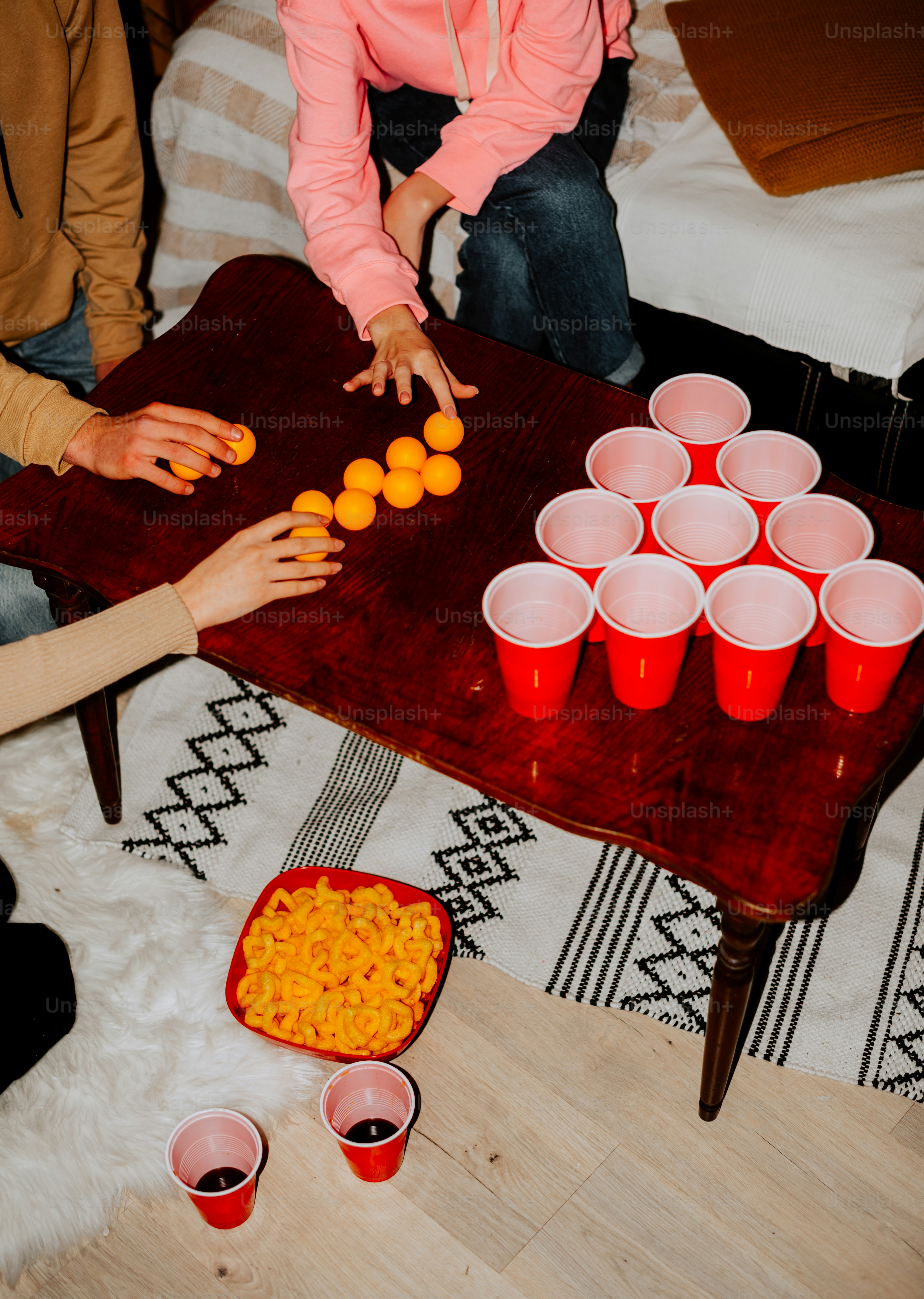 Eine Gruppe von Leuten, die um einen Tisch mit Tassen sitzen