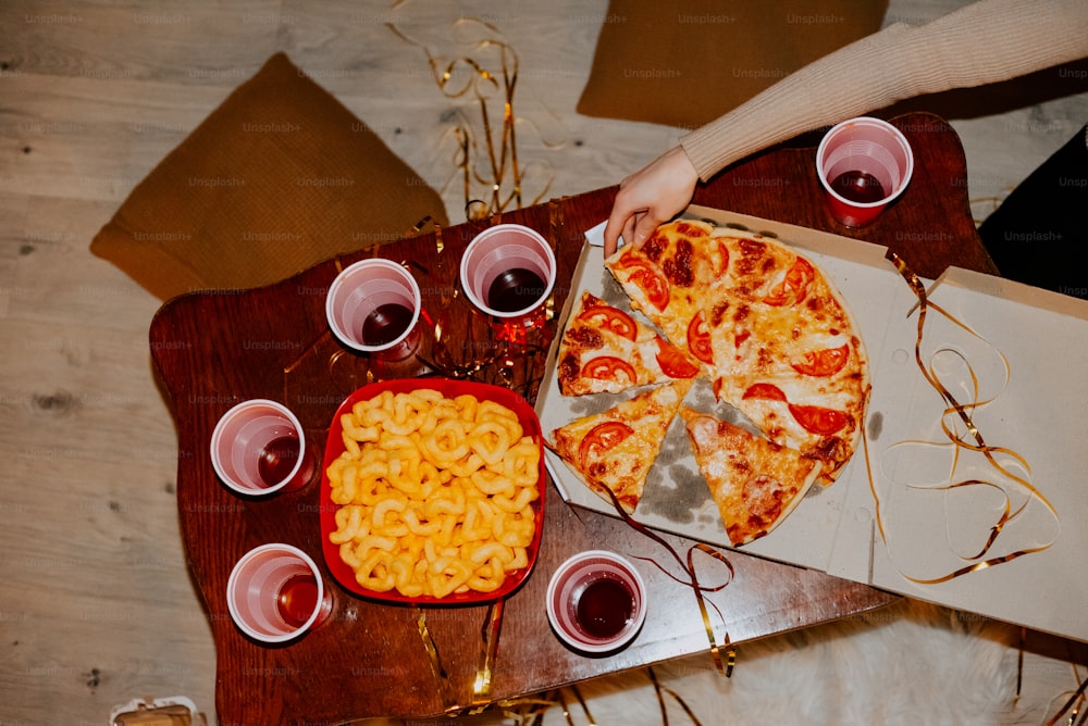 Una pizza y macarrones con queso están en una mesa