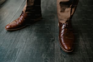 Un primer plano de una persona con zapatos marrones