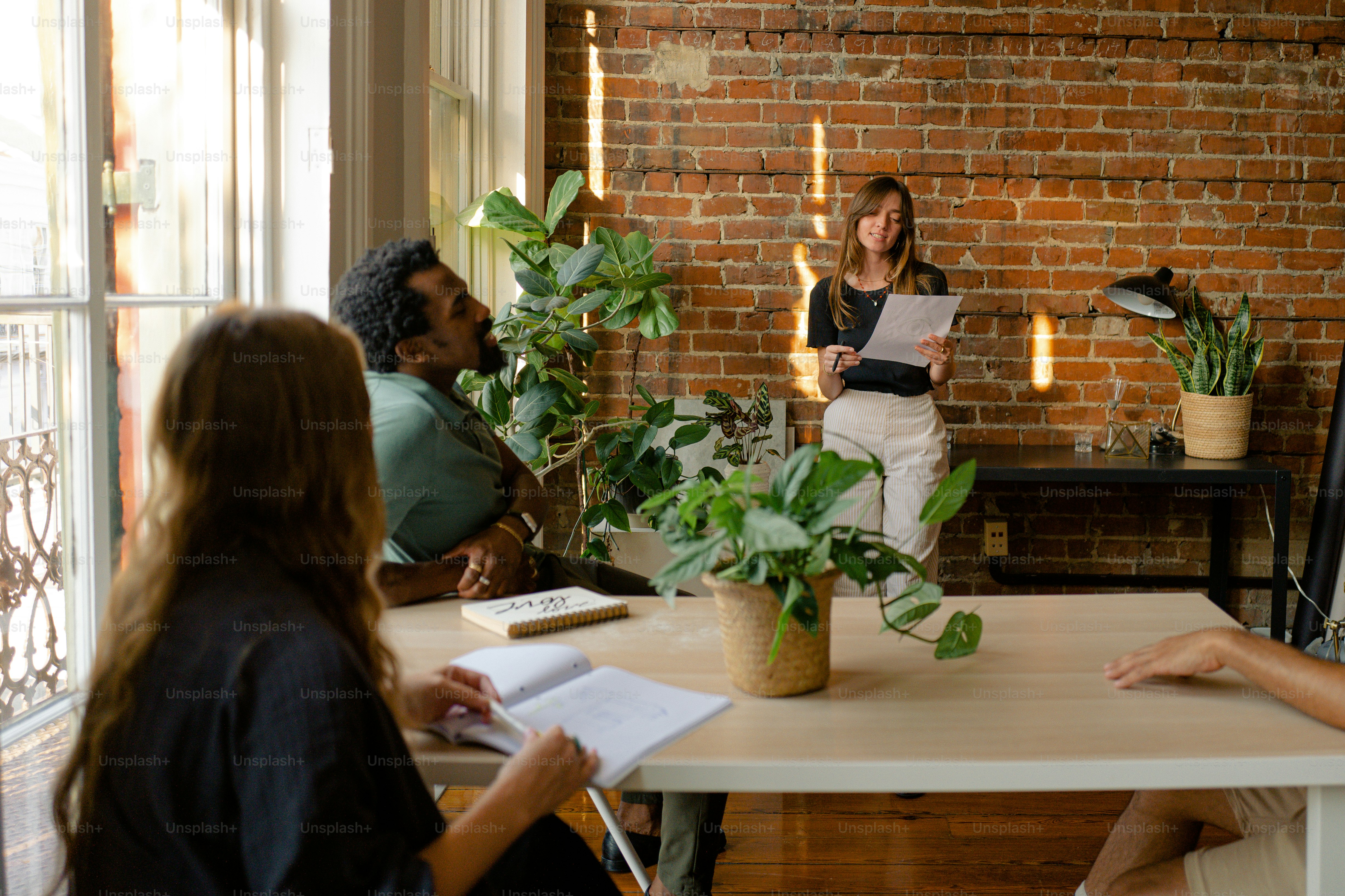 eine Gruppe von Menschen, die um einen Tisch sitzen