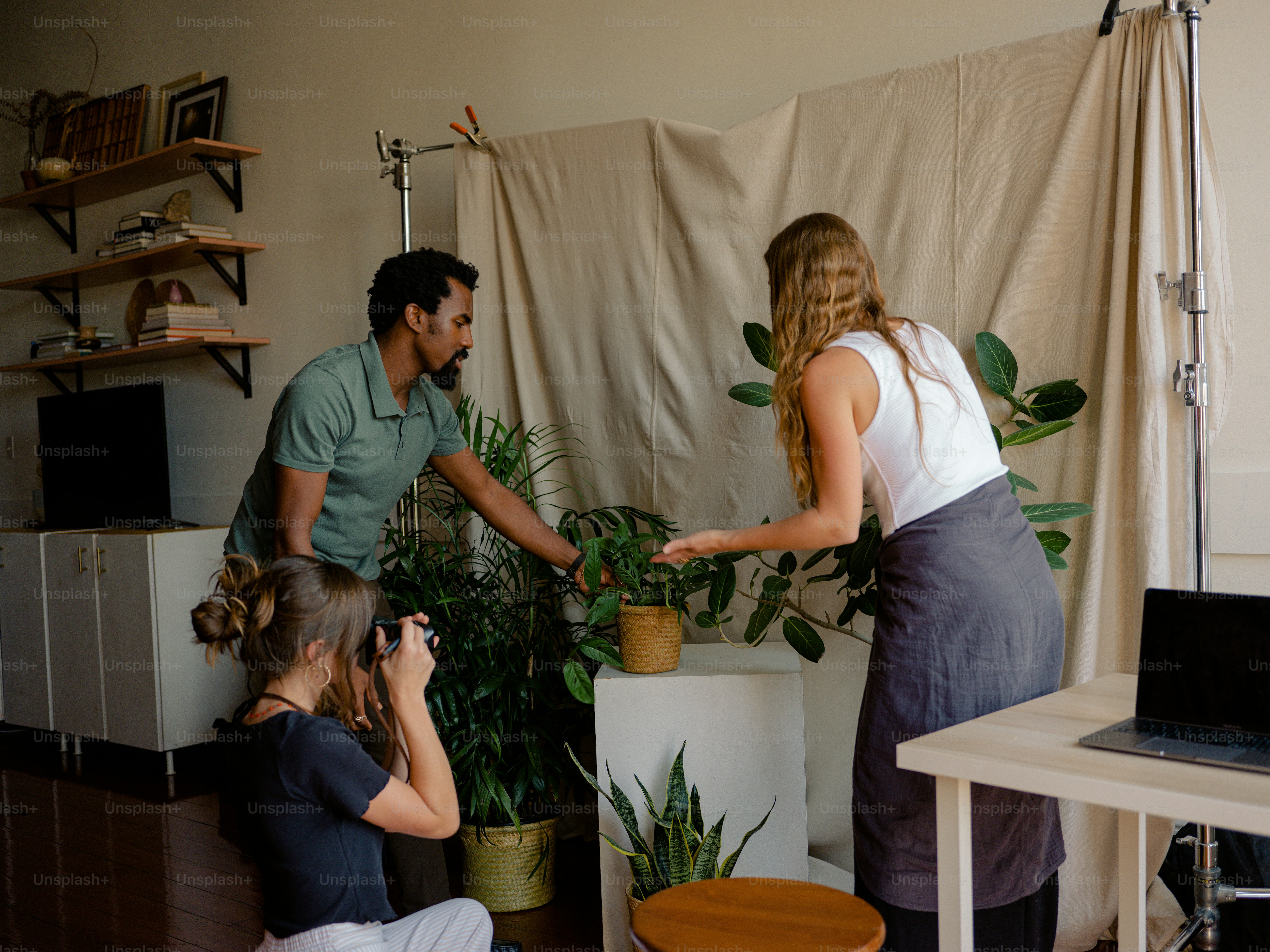 Un homme et une femme debout devant une plante
