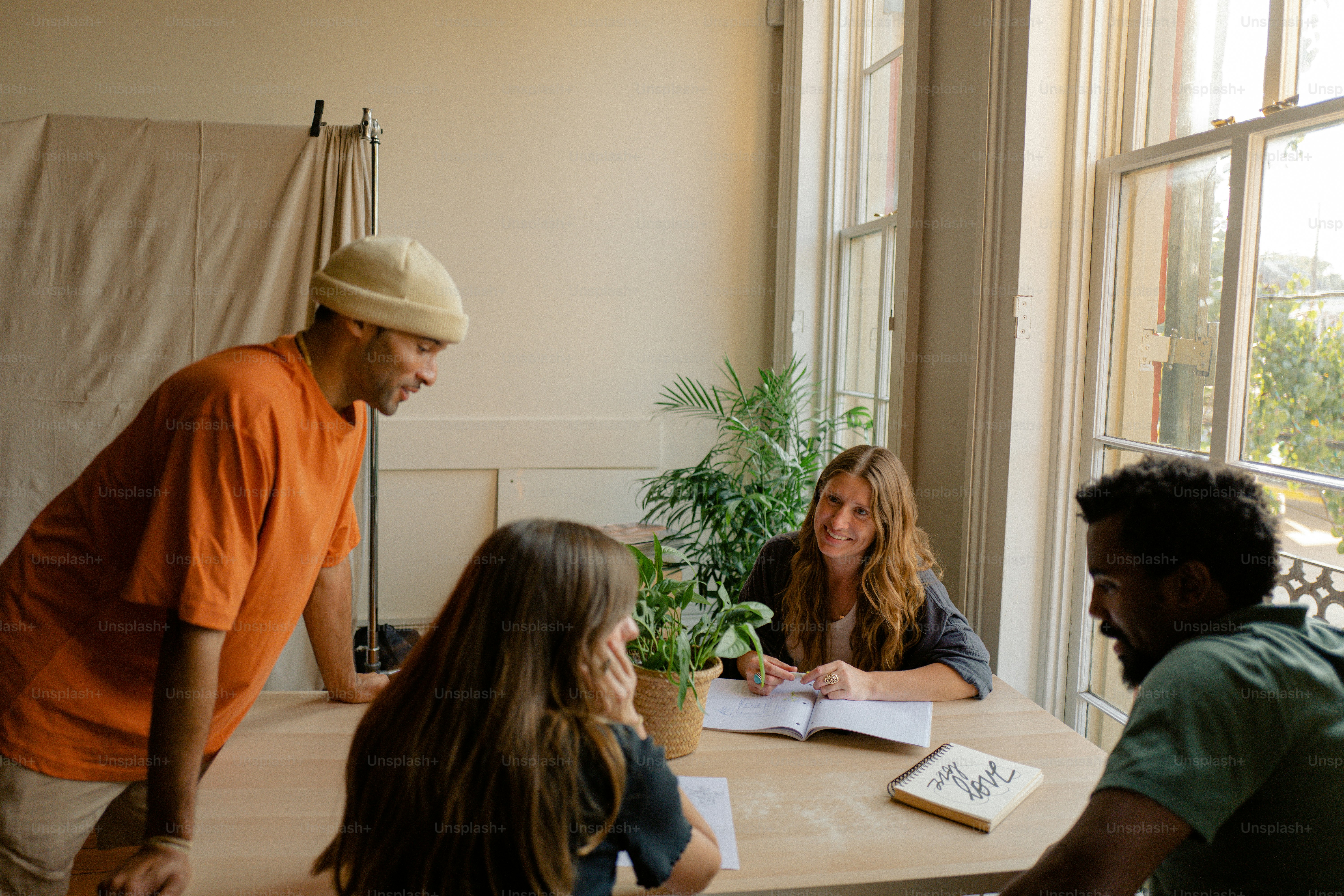 eine Gruppe von Menschen, die um einen Tisch sitzen