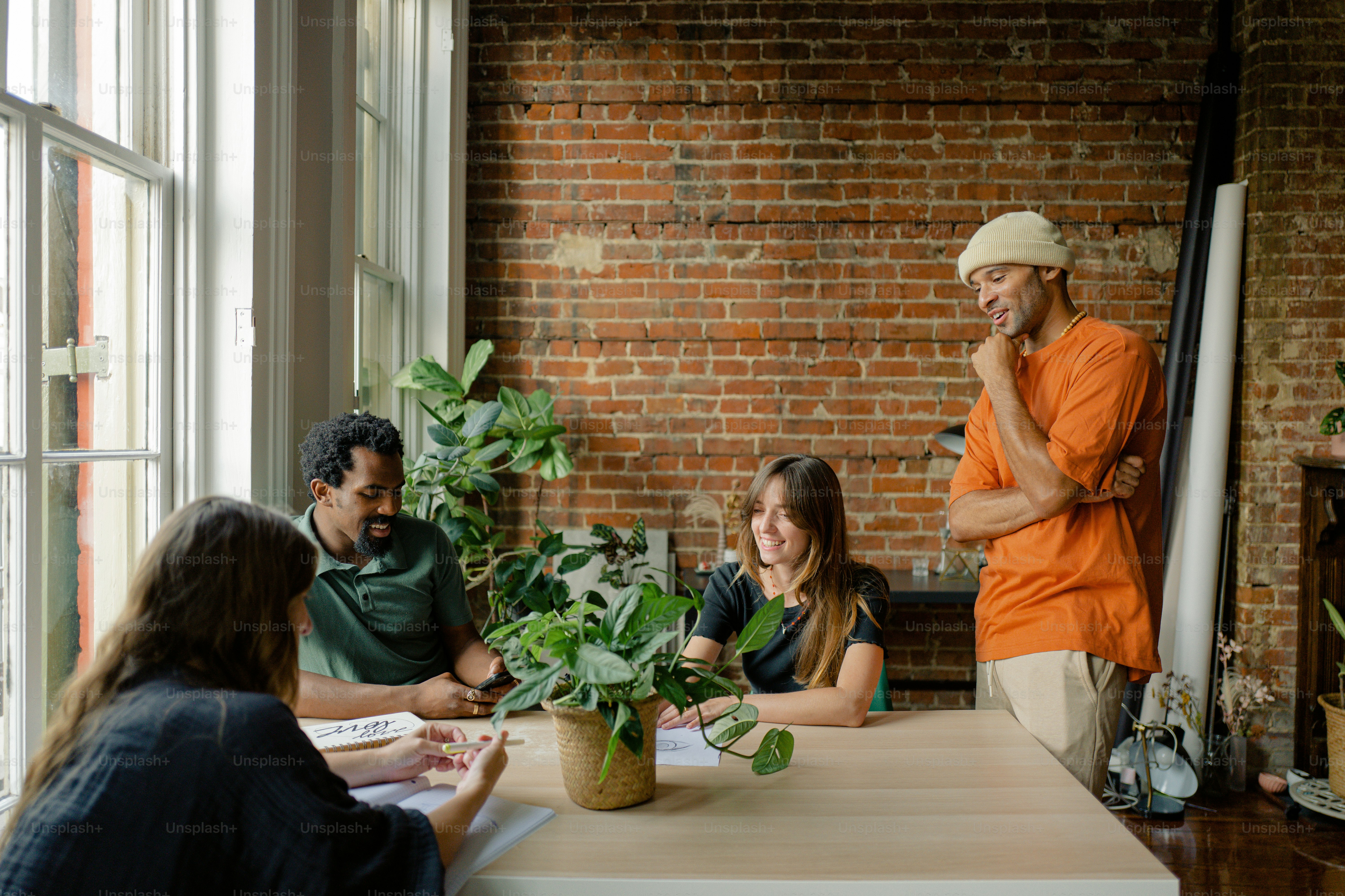 eine Gruppe von Menschen, die um einen Tisch sitzen