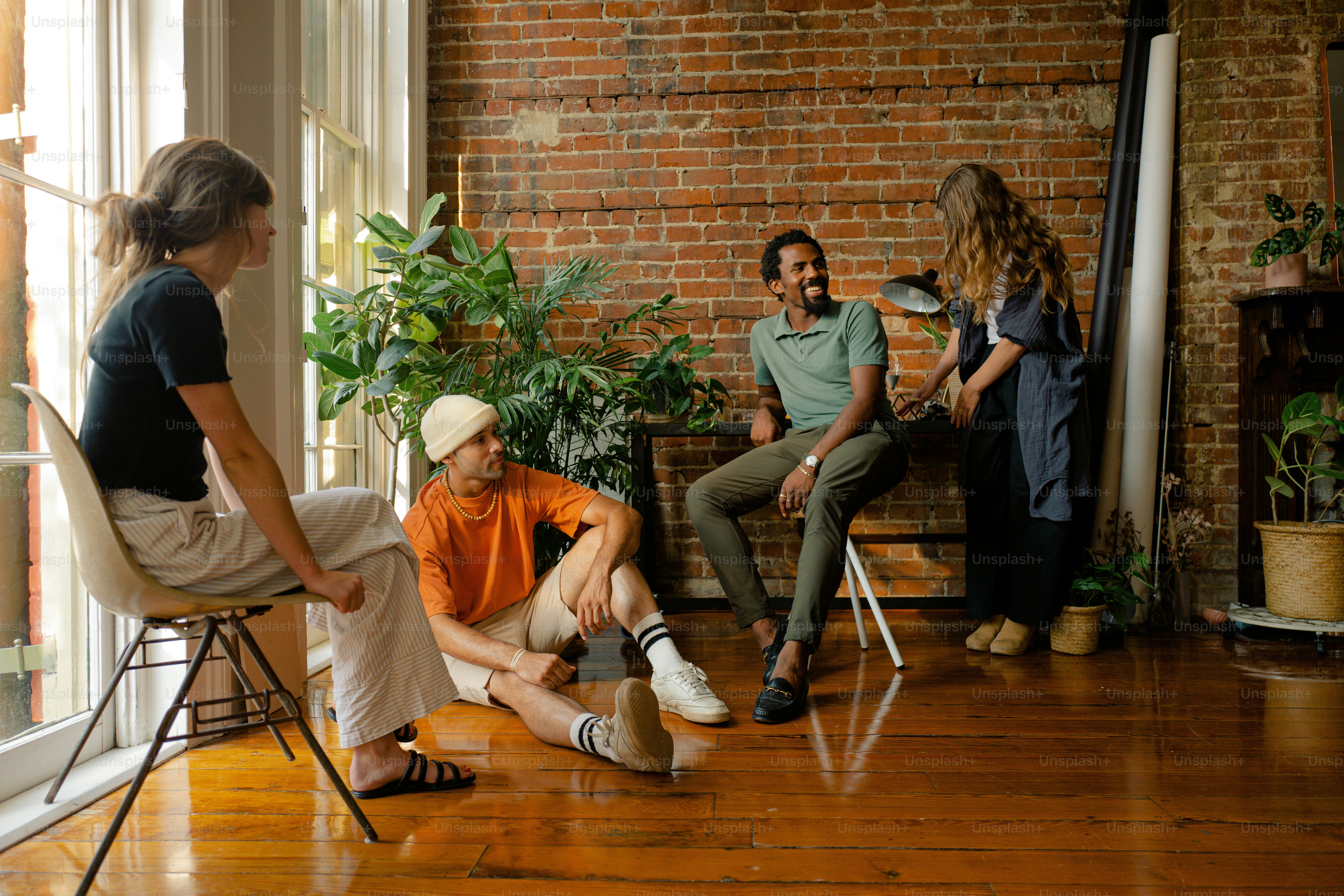 un groupe de personnes assises autour d’un salon