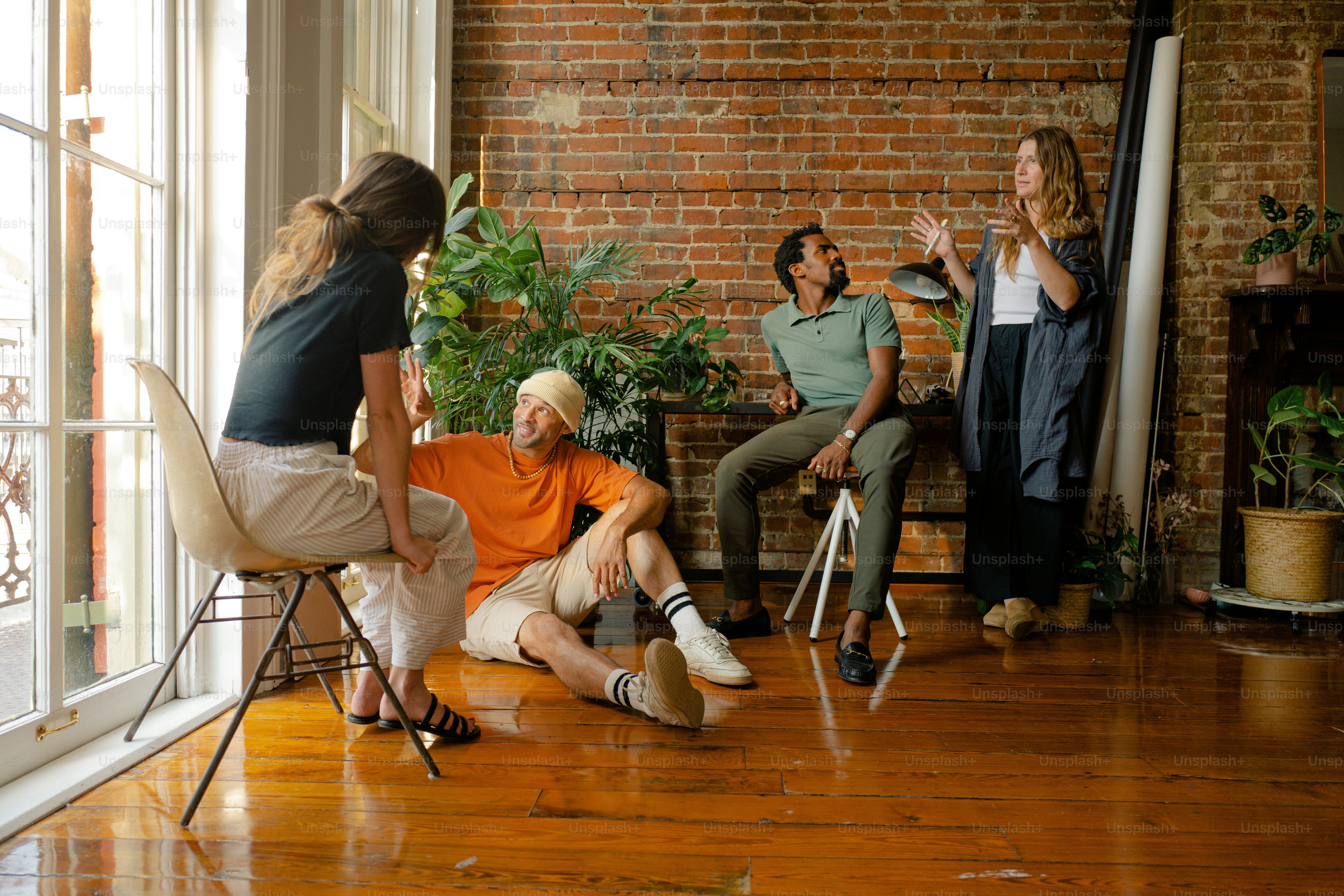 Eine Gruppe von Menschen, die um ein Wohnzimmer sitzen