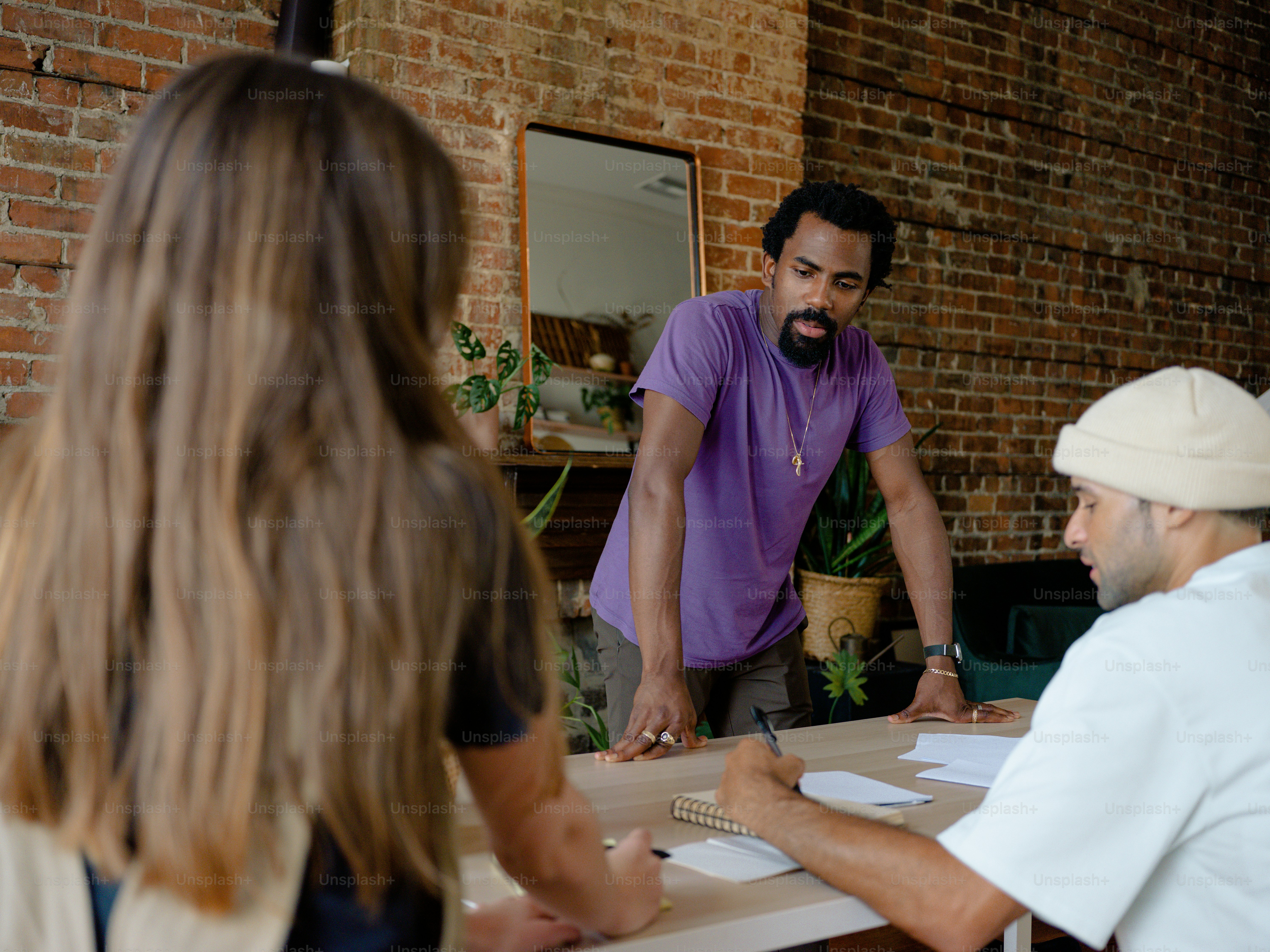 un groupe de personnes assises autour d’une table