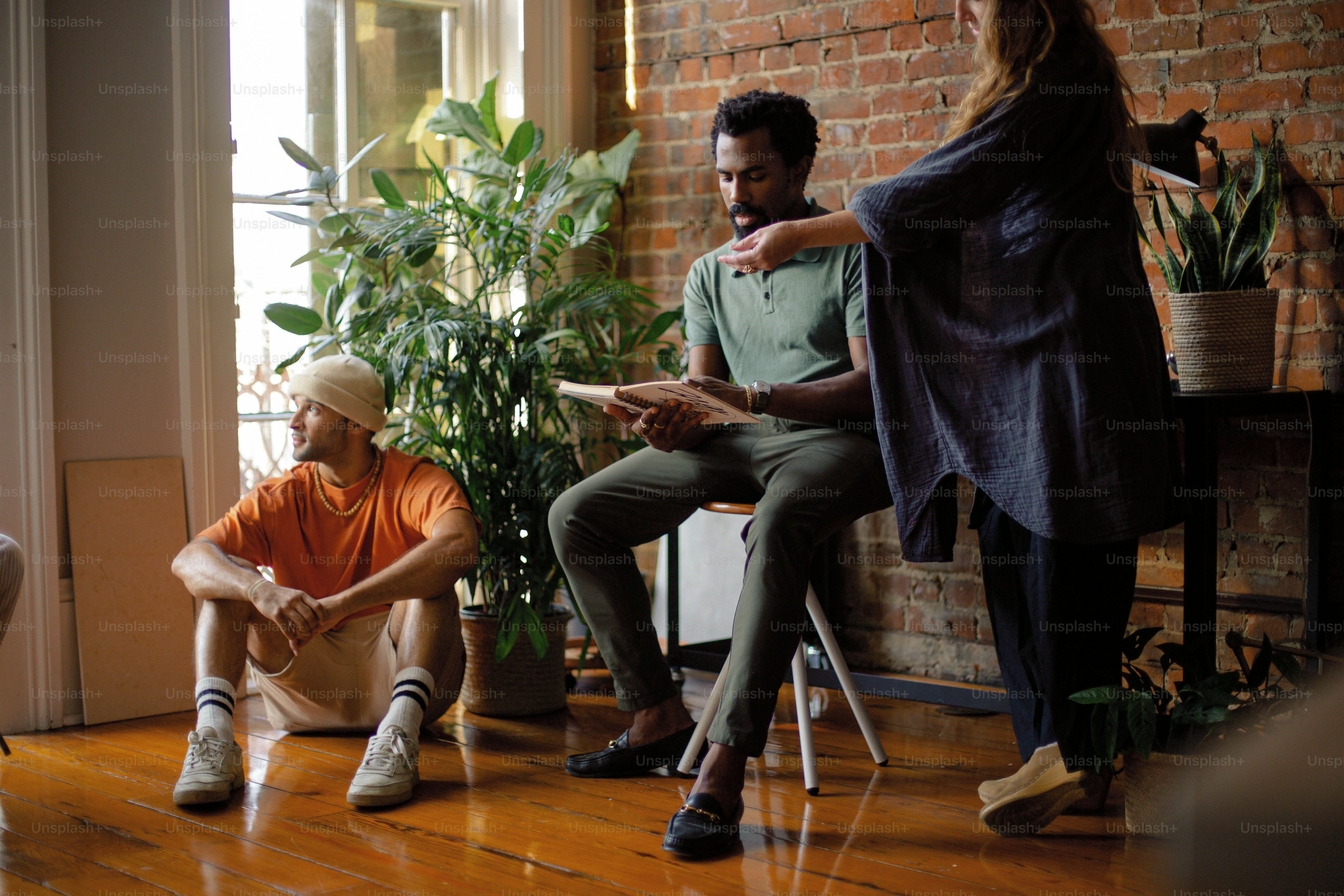 Un hombre sentado en una silla junto a una mujer