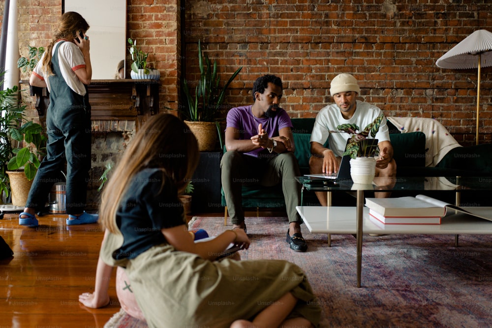 um grupo de pessoas sentadas ao redor de uma sala de estar
