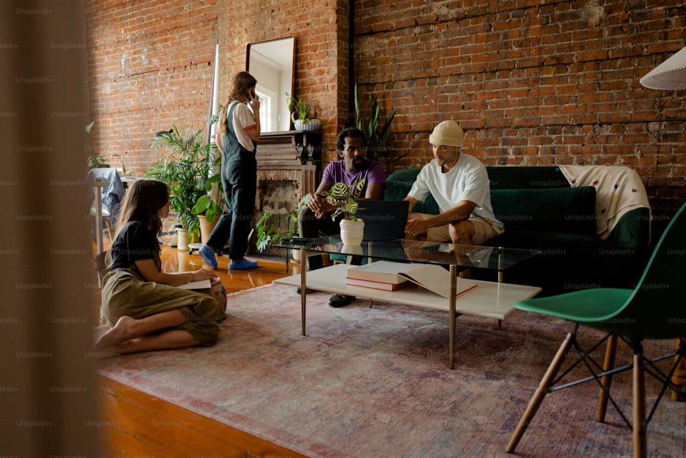 um grupo de pessoas sentadas ao redor de uma sala de estar