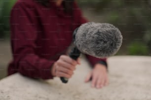 una persona che tiene un microfono in mano