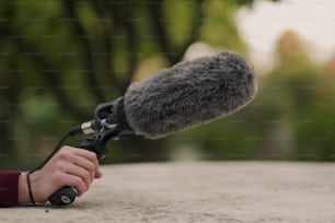 une personne tenant un microphone à la main