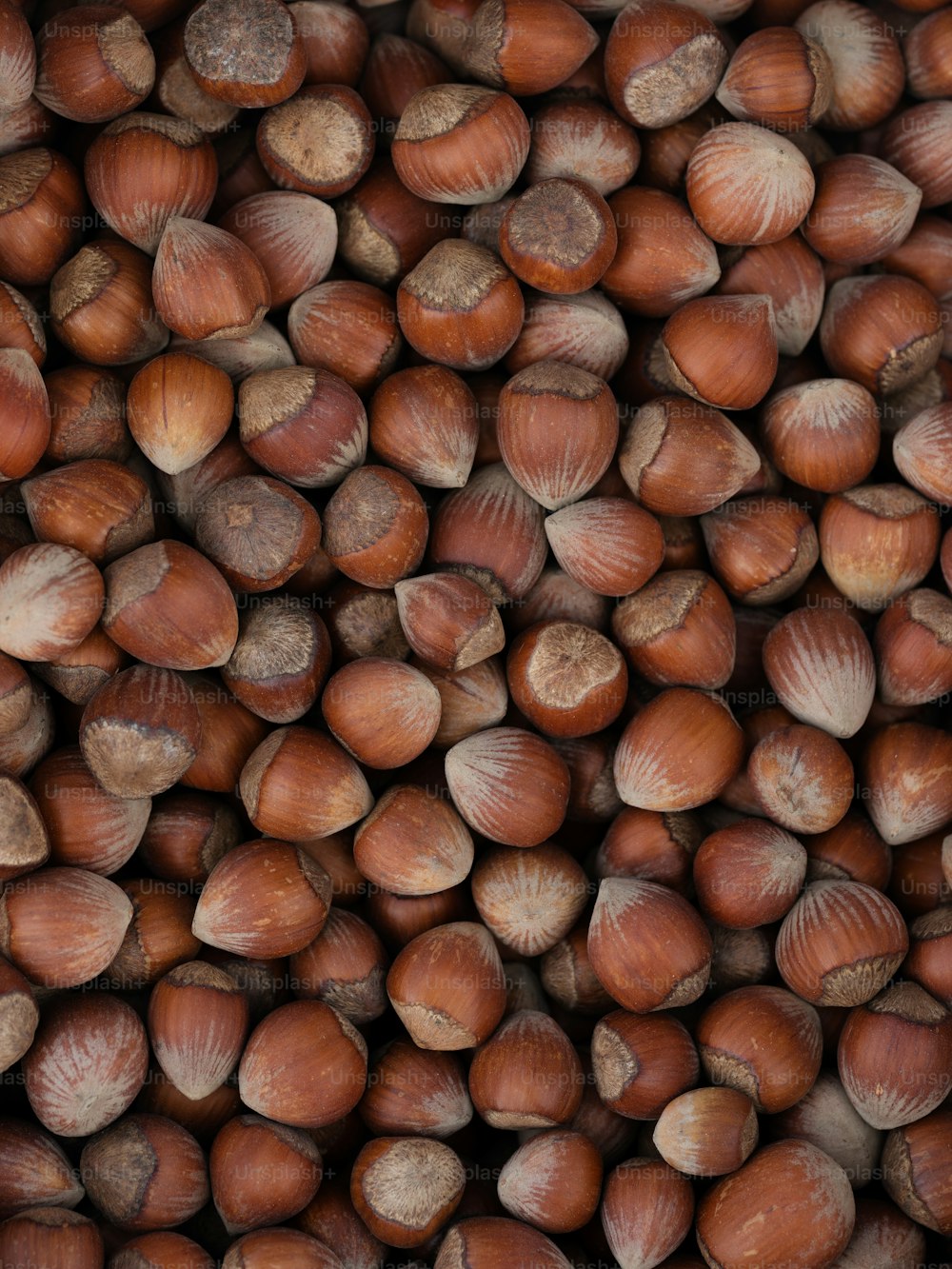 Una gran pila de nueces sentadas una al lado de la otra