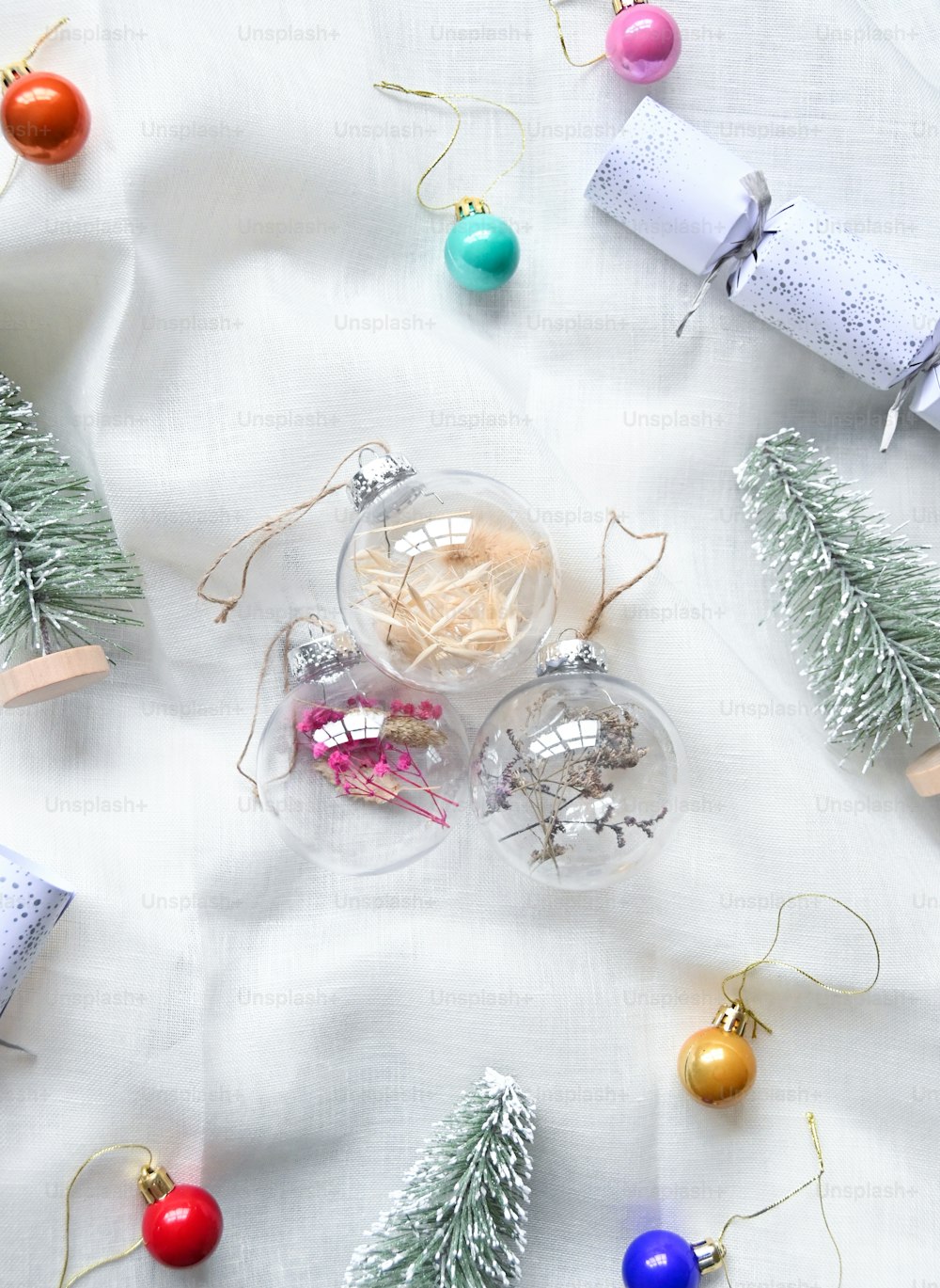 Une table blanche surmontée de décorations et de cadeaux de Noël