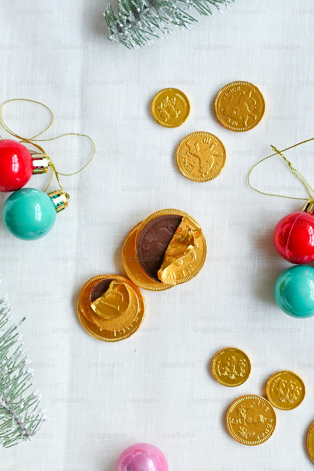 une table surmontée d’ornements de Noël et de pièces de monnaie