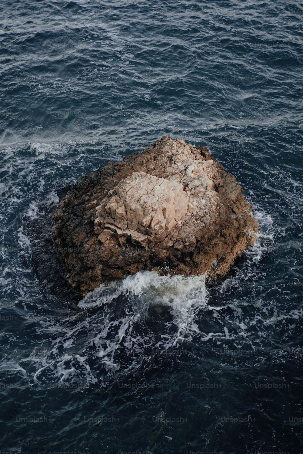 Una gran roca en medio del océano
