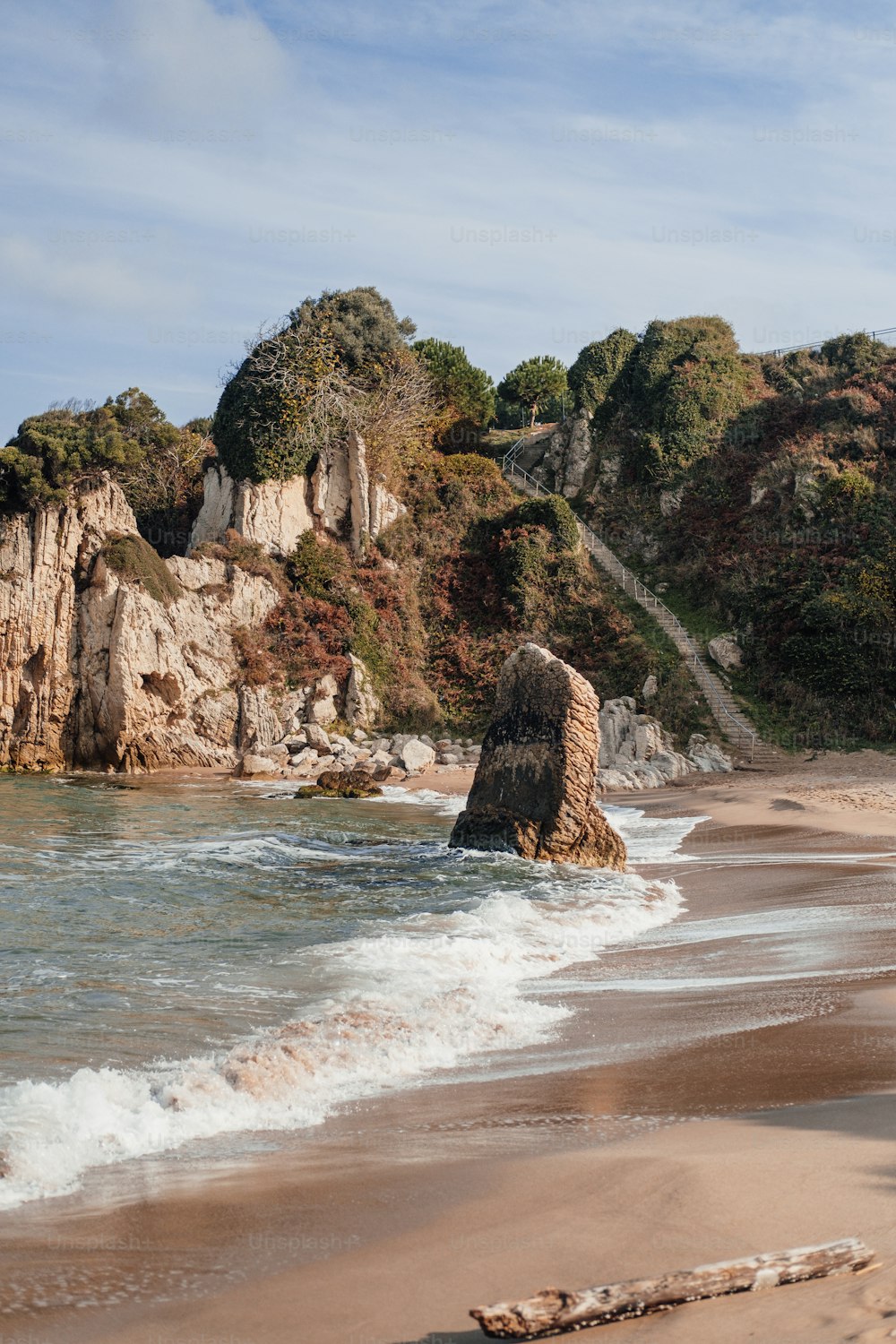 ein Sandstrand neben einer felsigen Klippe