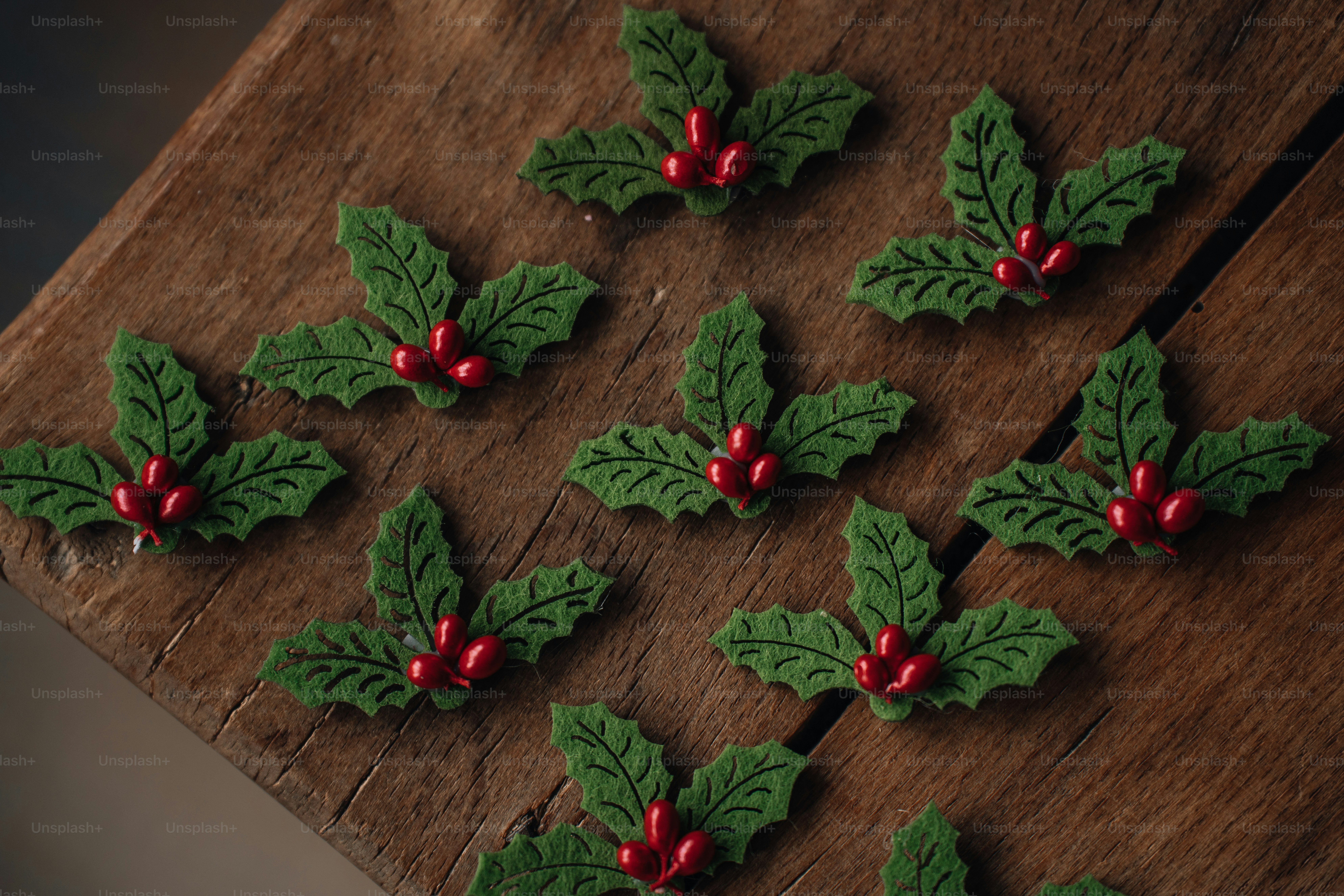 緑の葉と赤いベリーで覆われた木製のテーブル