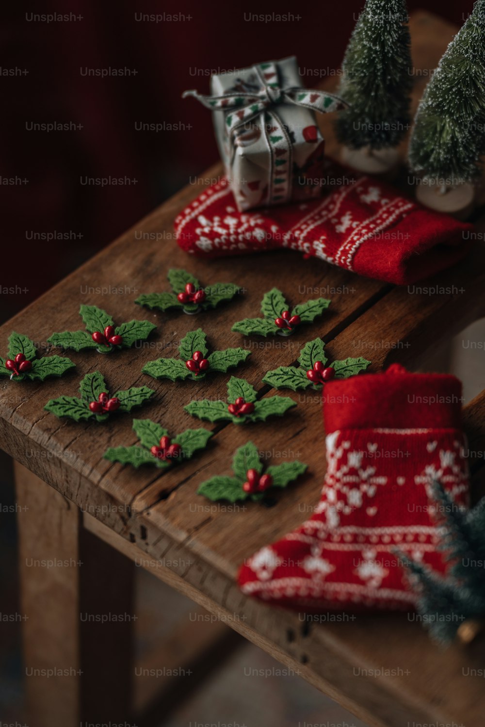 Uma mesa de madeira coberta com decorações e meias de Natal