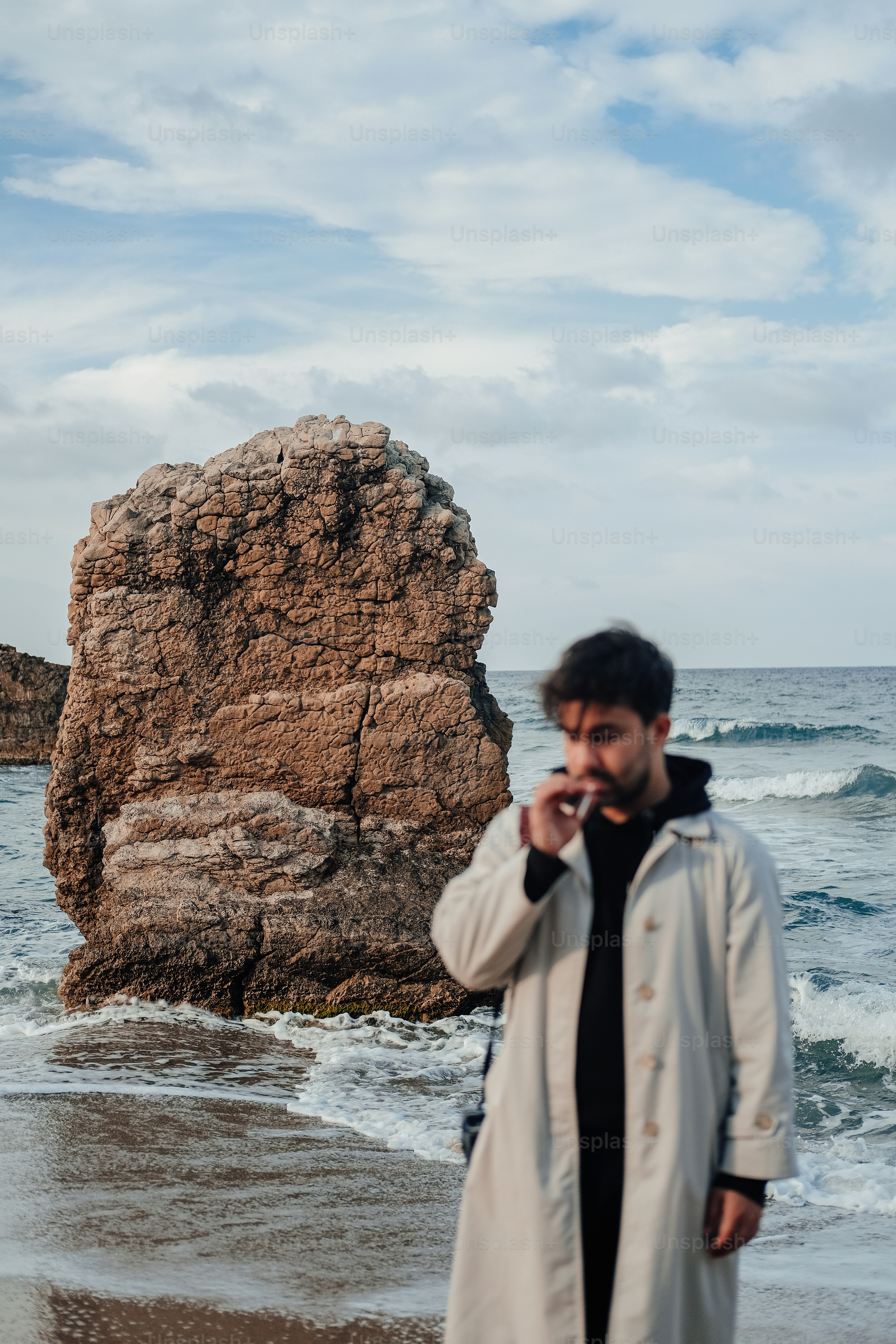 Un uomo in piedi su una spiaggia vicino all'oceano