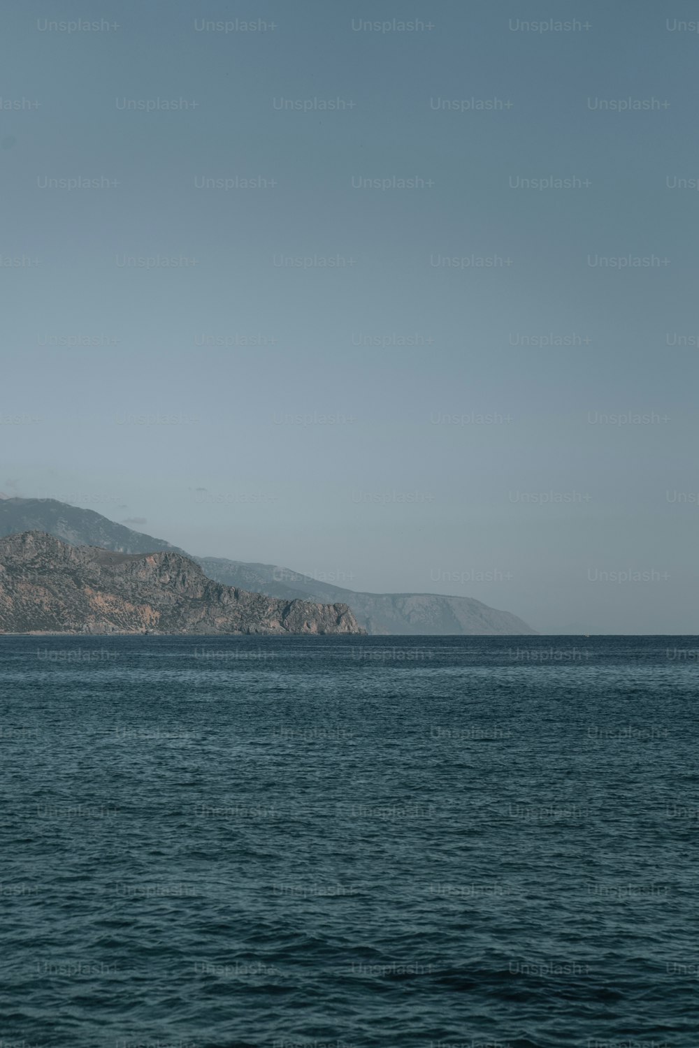 Un grande specchio d'acqua con una montagna sullo sfondo