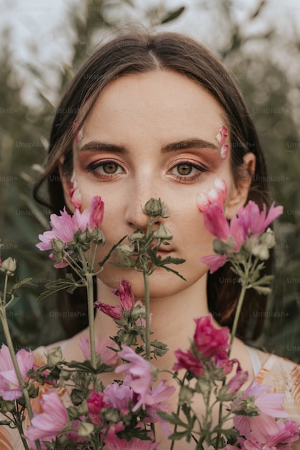 Une femme avec des fleurs autour du visage photo – Fleur de fille Photo ...