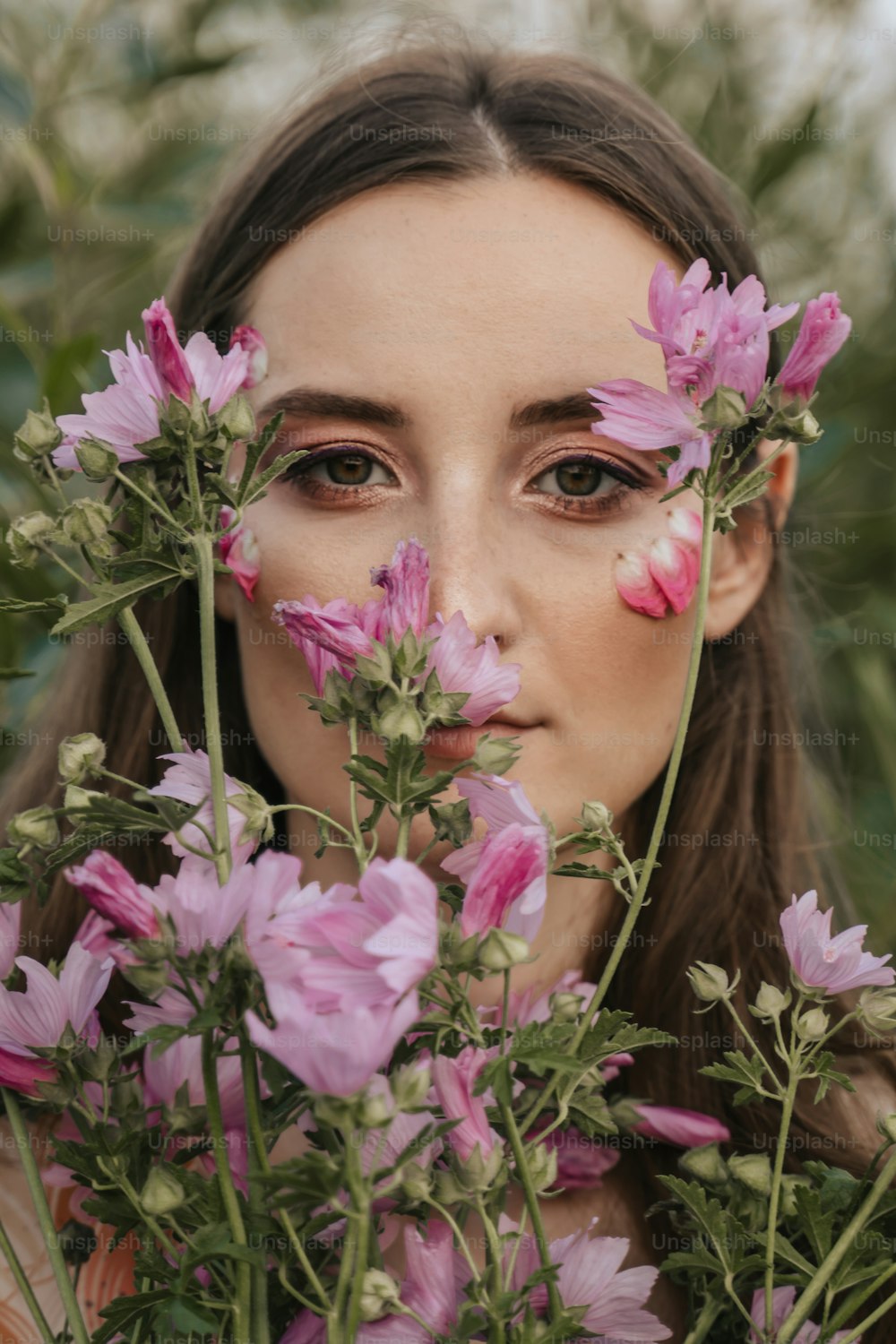 Una mujer con flores alrededor de la cara