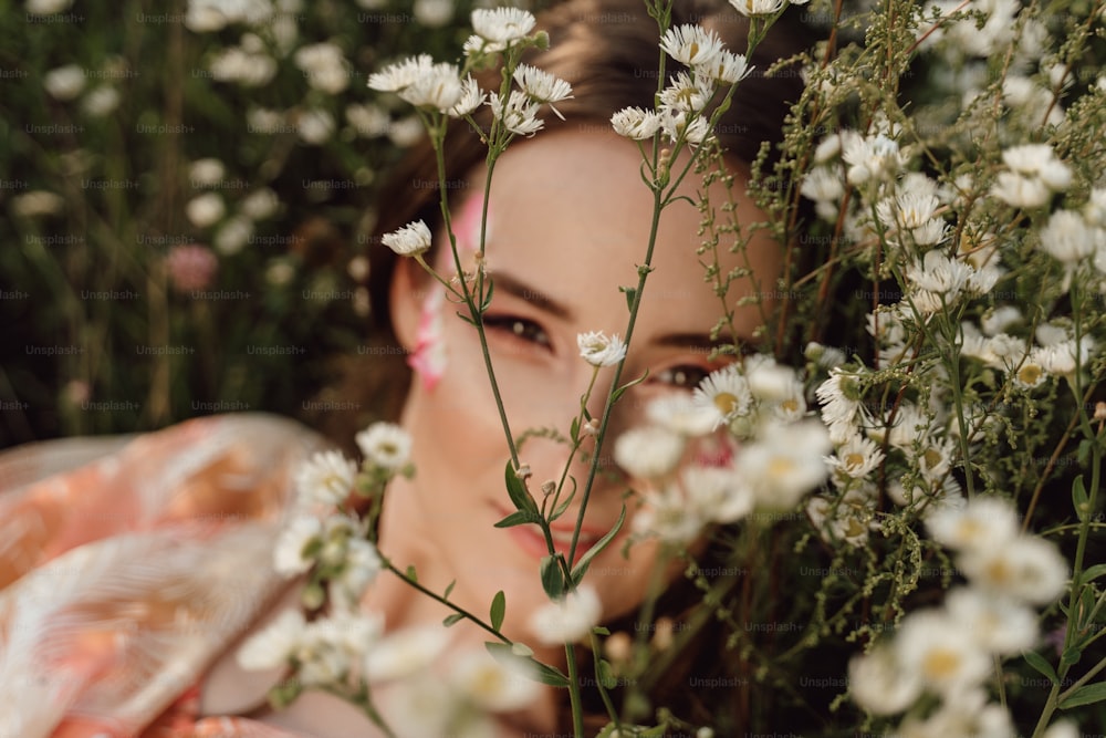 Eine Frau, die sich hinter einem Blumenstrauß versteckt