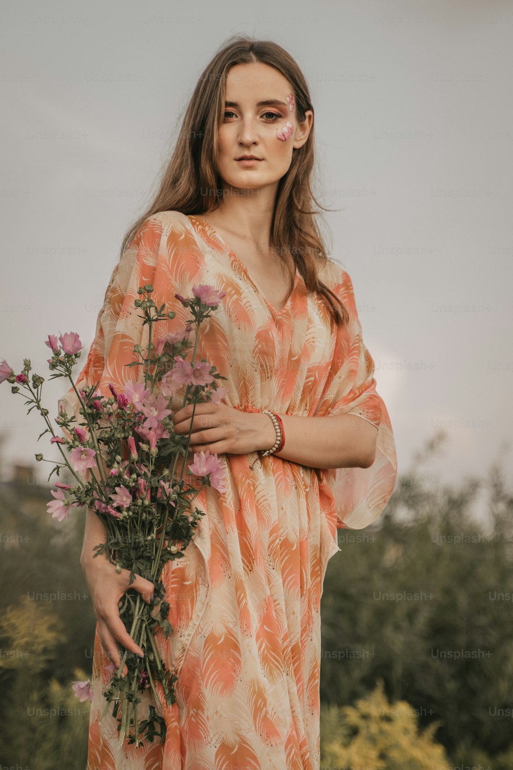 uma mulher em um vestido segurando um buquê de flores