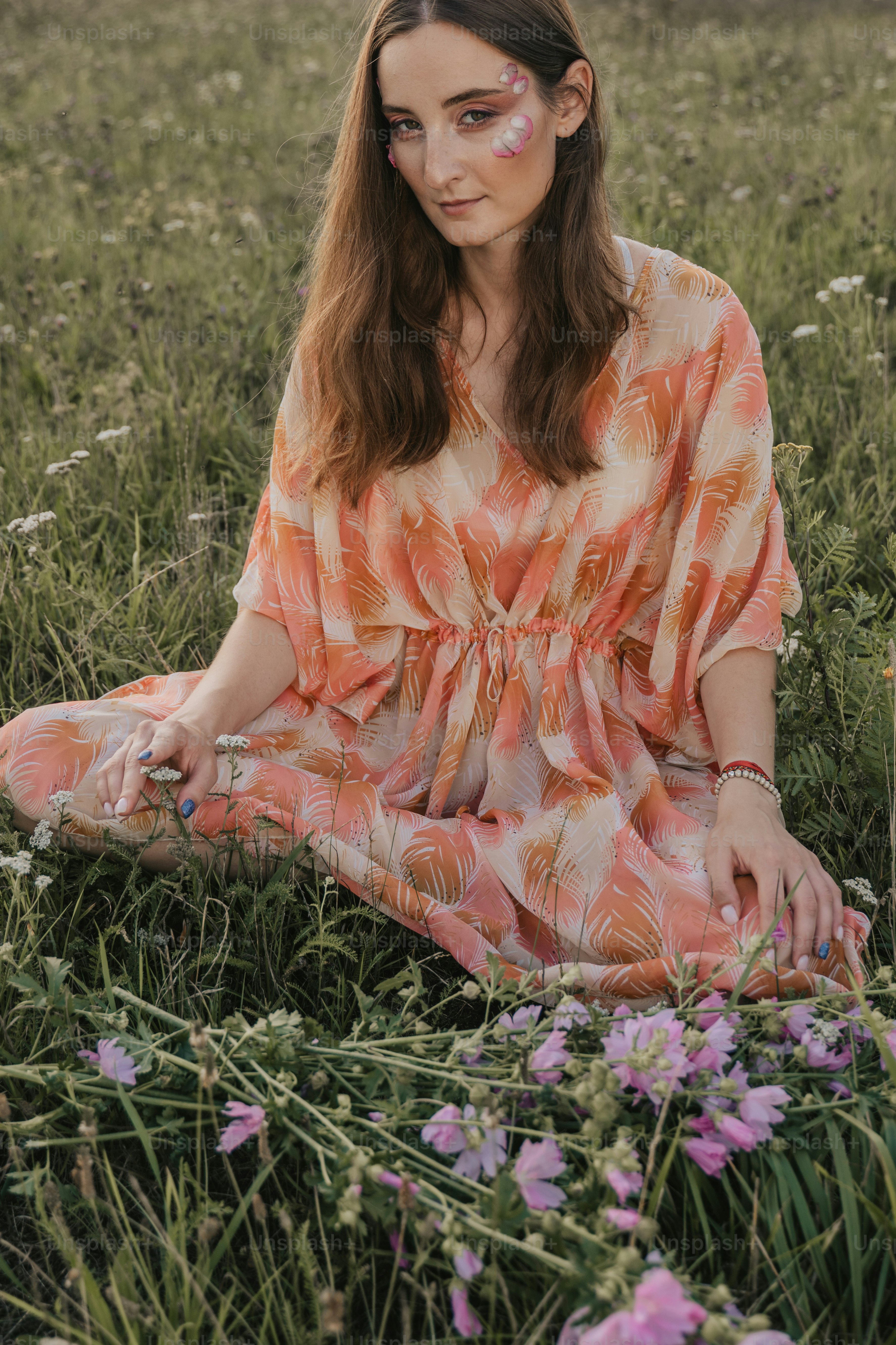 Une femme assise dans un champ de fleurs
