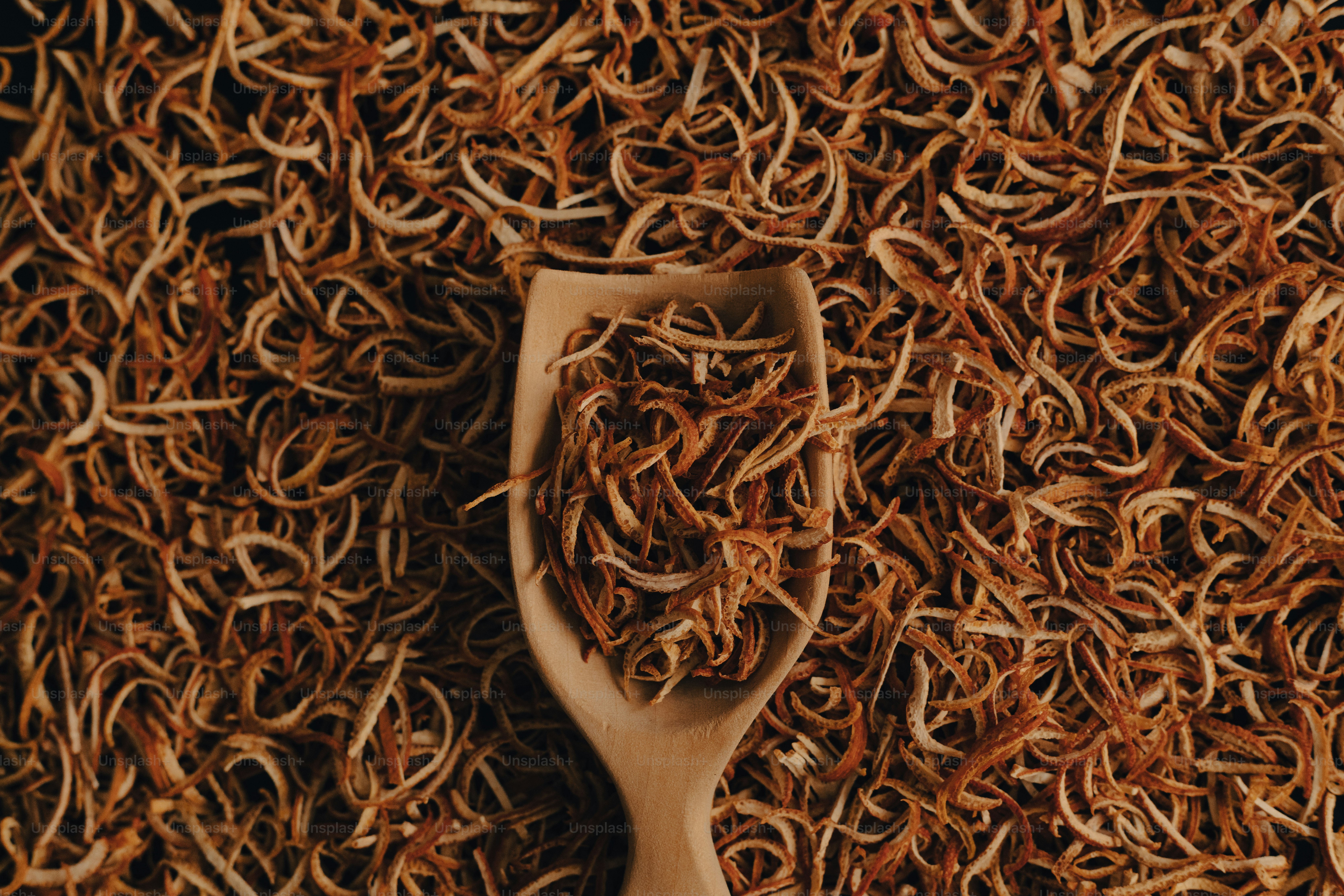 갈색 국수가 듬뿍 들어간 나무 숟가락