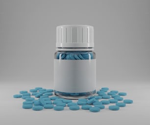 eine mit blauen Pillen gefüllte Flasche, die auf einem Tisch sitzt