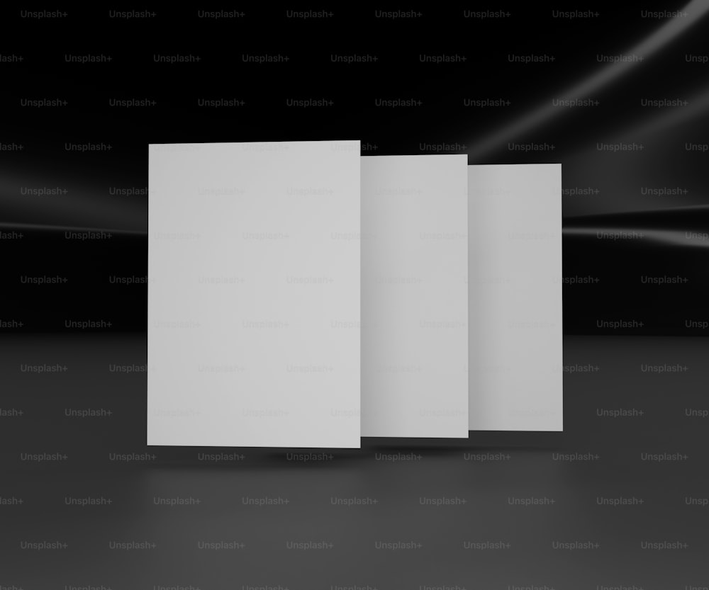 Tres tarjetas blancas en blanco sobre fondo negro