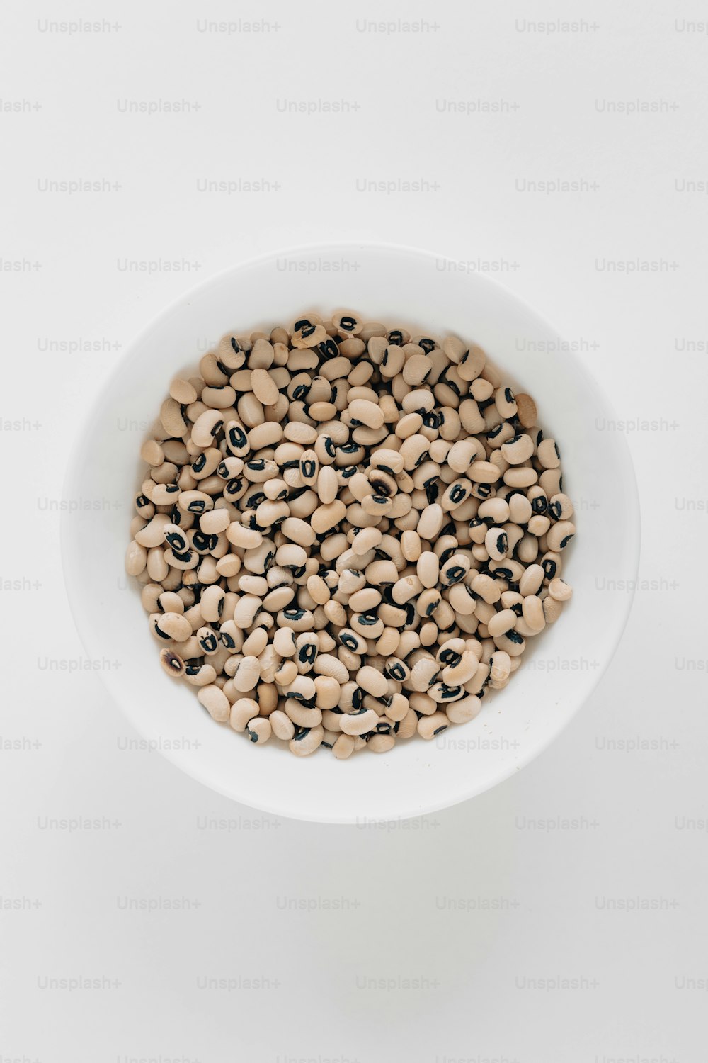 a white bowl filled with black eyed peas