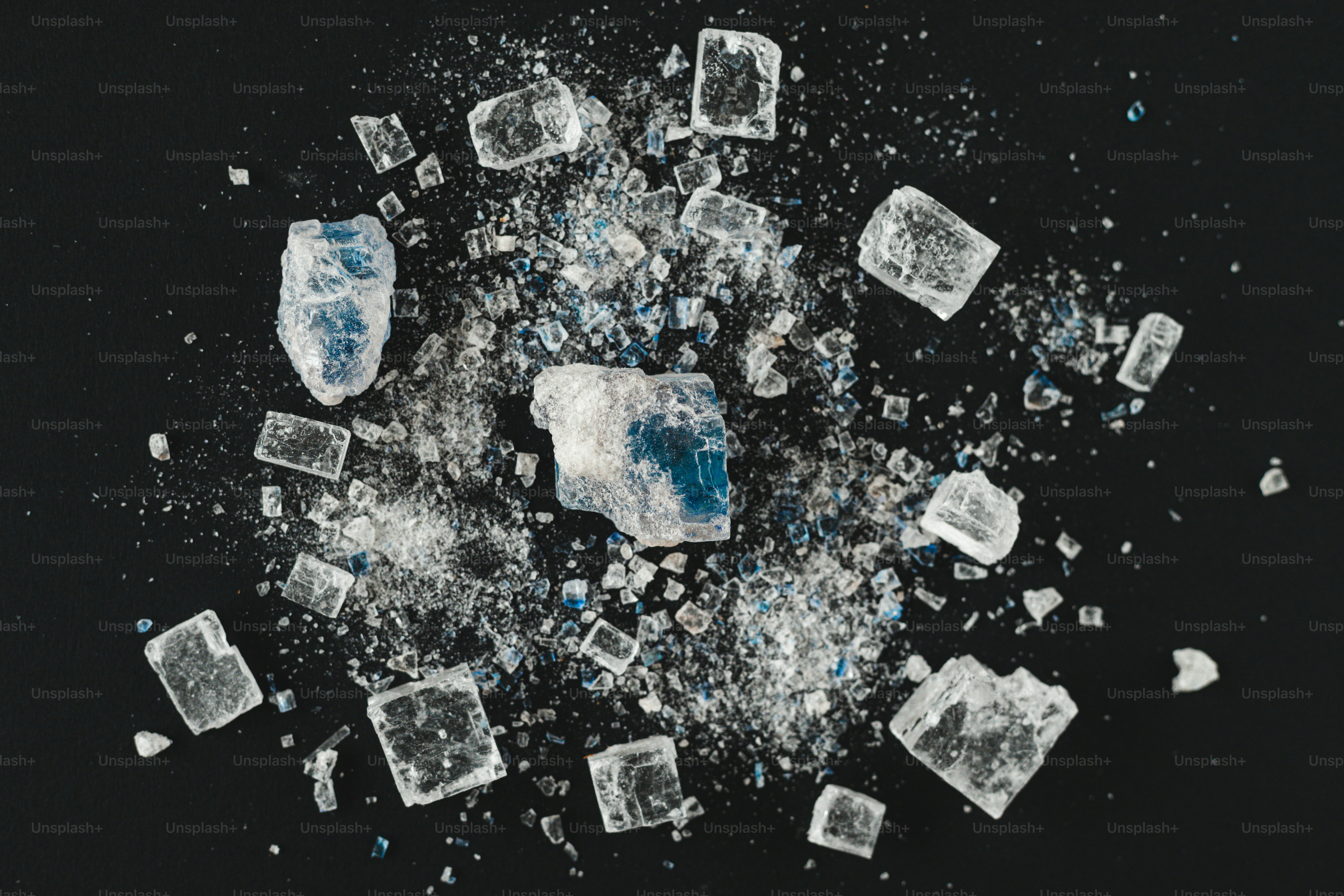 una pila di cubetti di ghiaccio seduti sopra un tavolo