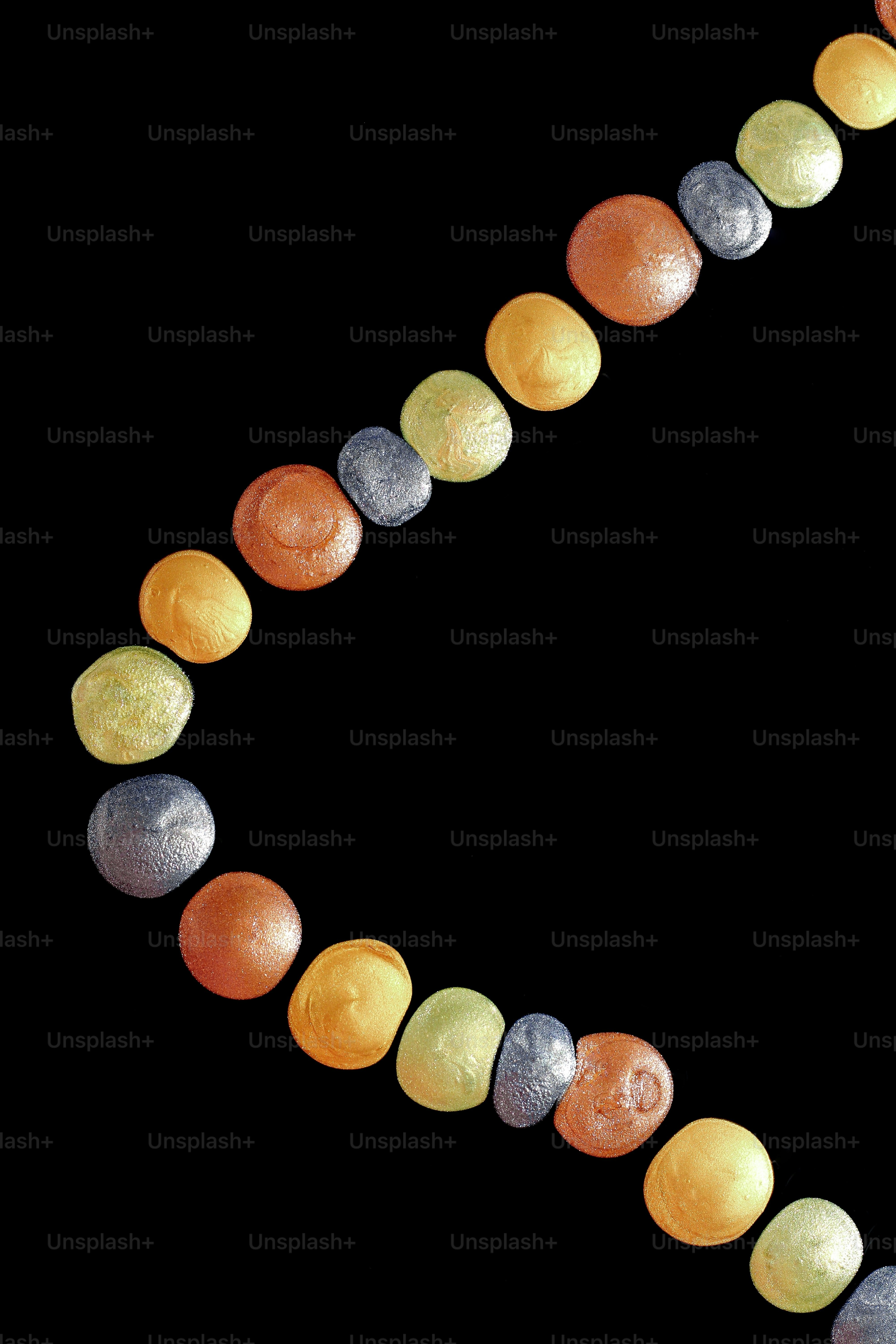 un grupo de piedras de diferentes colores dispuestas en una línea